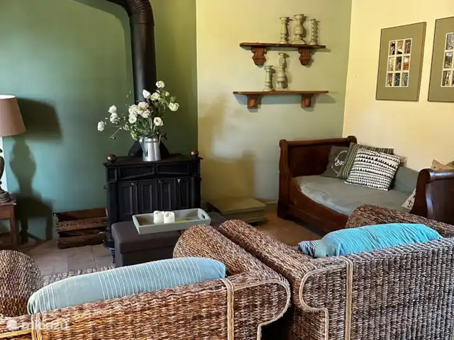 casa vacacional en Francia, Dordoña, Simeyrols – Lo Cretsou sala de estar con estufa de leña