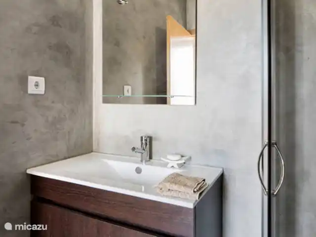 Villa Lugar do Pego huren in Portugal, Viseu, Tondela - villa Een gedeeltelijke kijk op de badkamer bij de torenkamer op de 1e etage met douche, toilet en wastafel