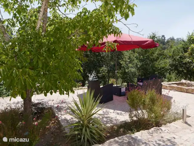 Villa Lugar do Pego huren in Portugal, Viseu, Tondela - villa Een deel van het grote terras aan de voorkant van de villa