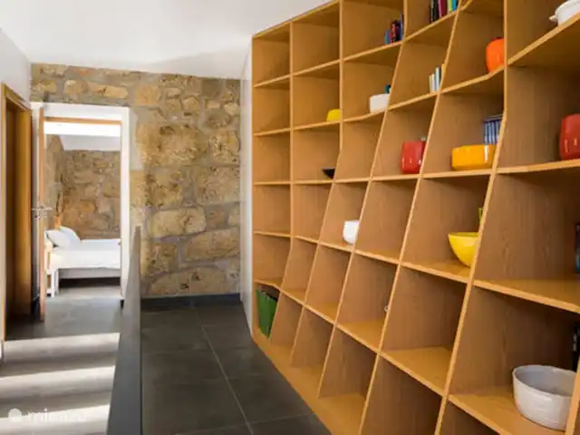 Villa Lugar do Pego huren in Portugal, Viseu, Tondela - villa Doorkijkje vanuit de hal op de 1e etage met de enorme bibliotheekkast naar de torenkamer
