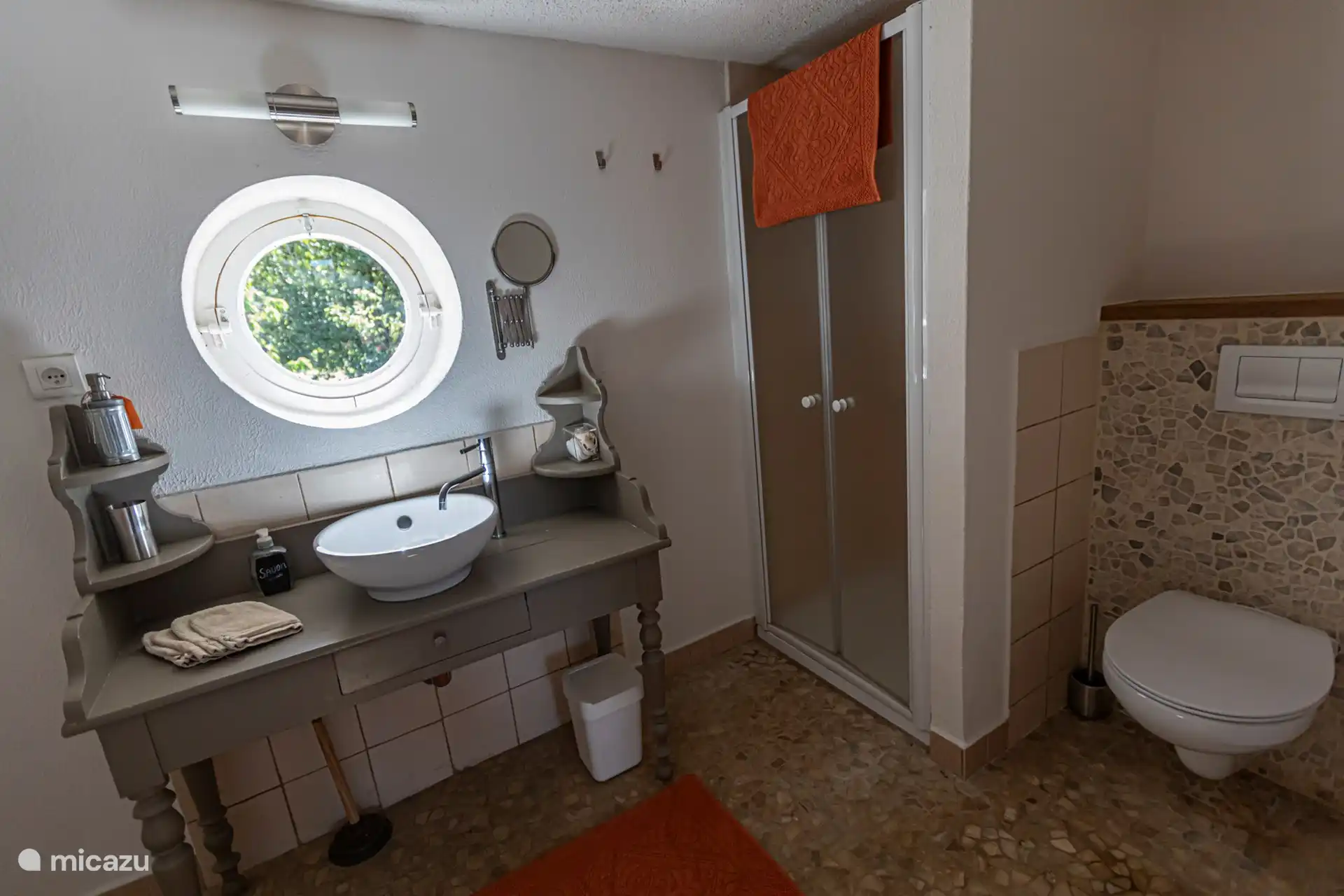 Badezimmer mit Dusche und WC