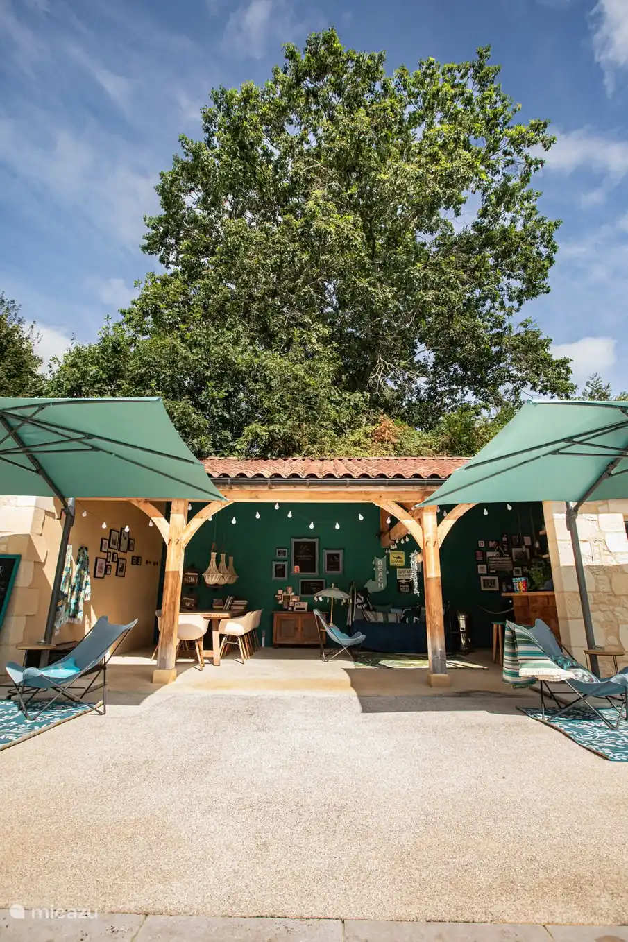 Schwimmbad mit Poolhaus