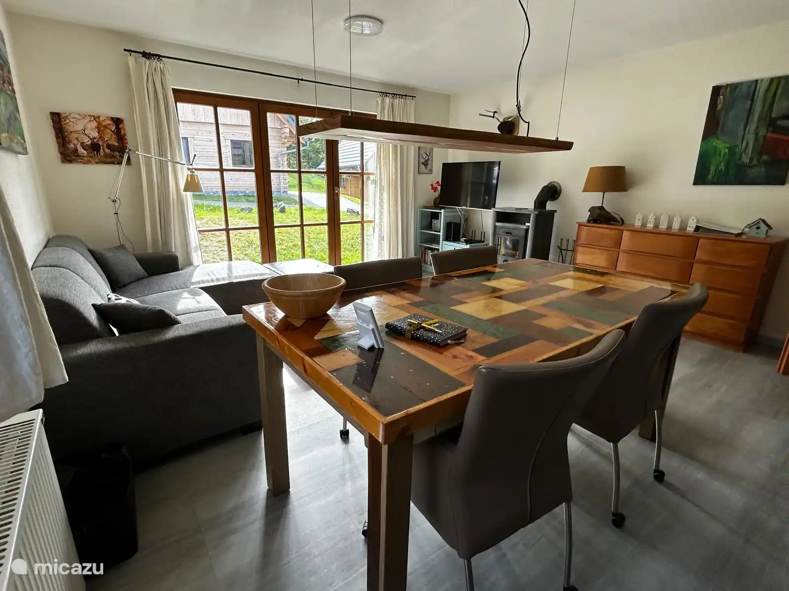 Een royale woonkamer met Smart-TV (o.a. Netflix), stereo, en gratis Wifi.
