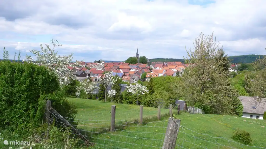 Das Dorf Frankenau erscheint am Horizont.