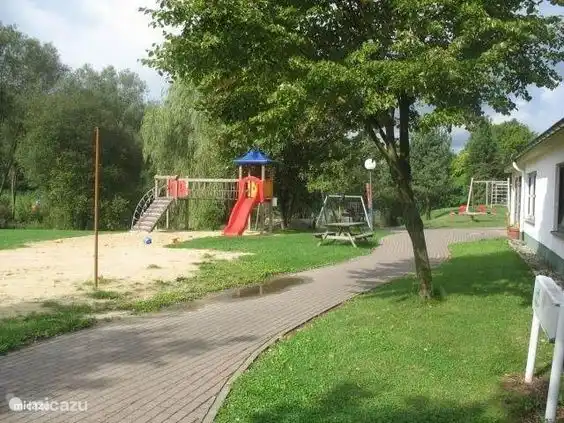 Der Spielplatz im Park.
