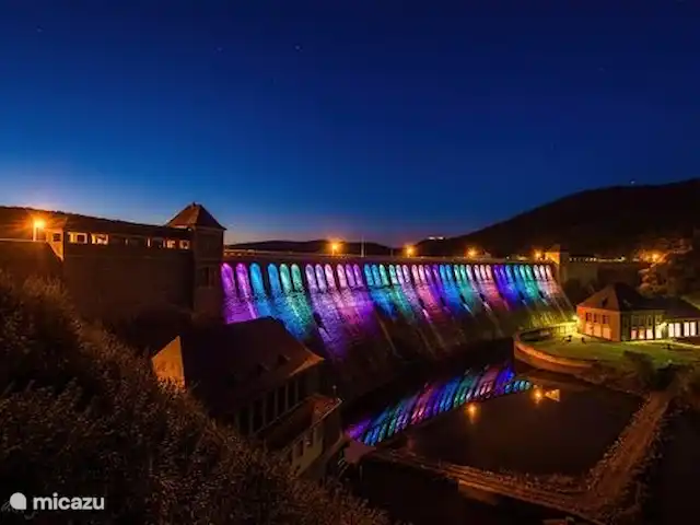 Location de Vacances Allemagne, Sauerland, Frankenau, maison de vacances - Bienvenue : maison de luxe, sauna privé le barrage est illuminé de façon festive.