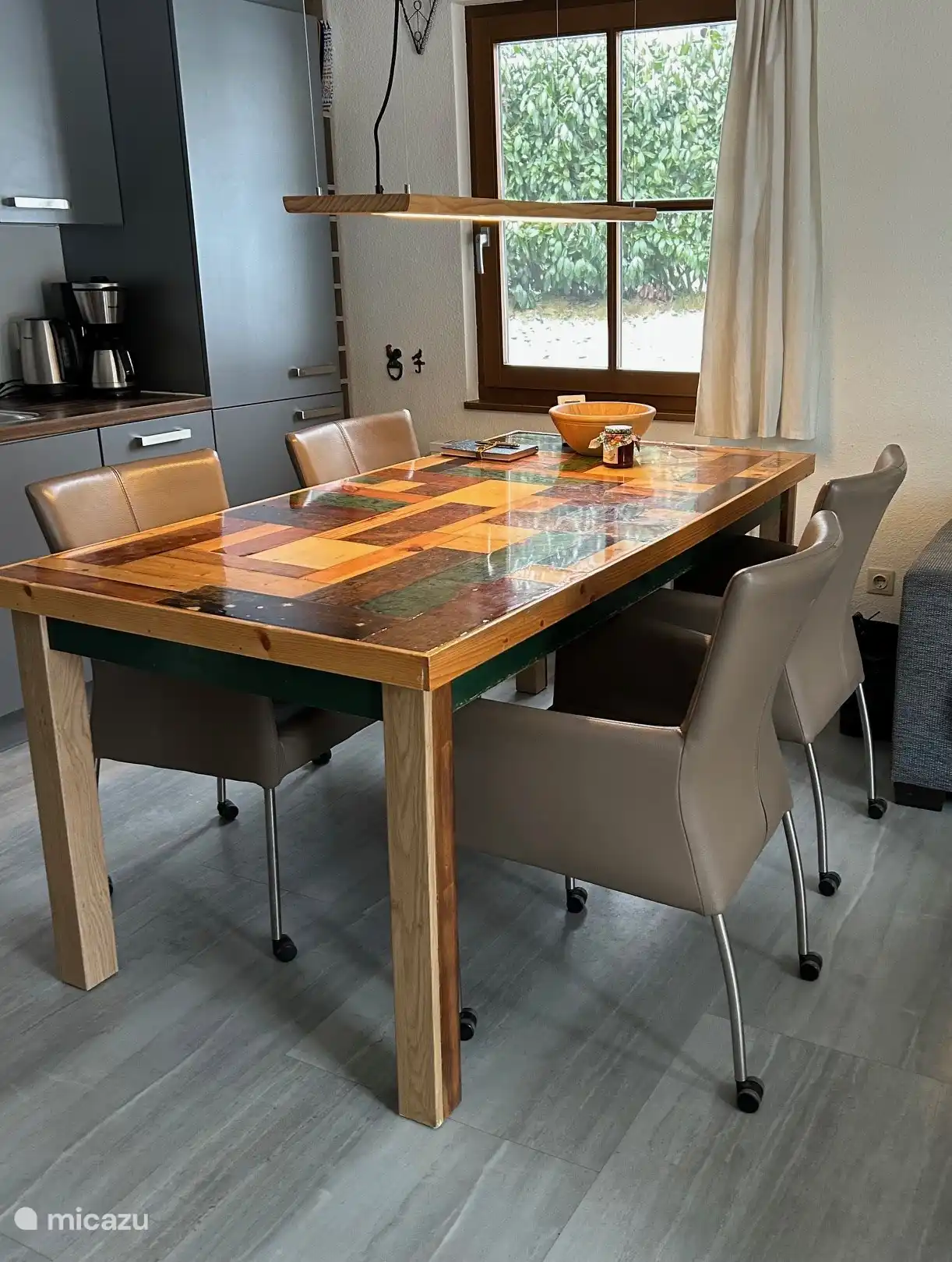 Offene Küche mit gemütlichem Essbereich.