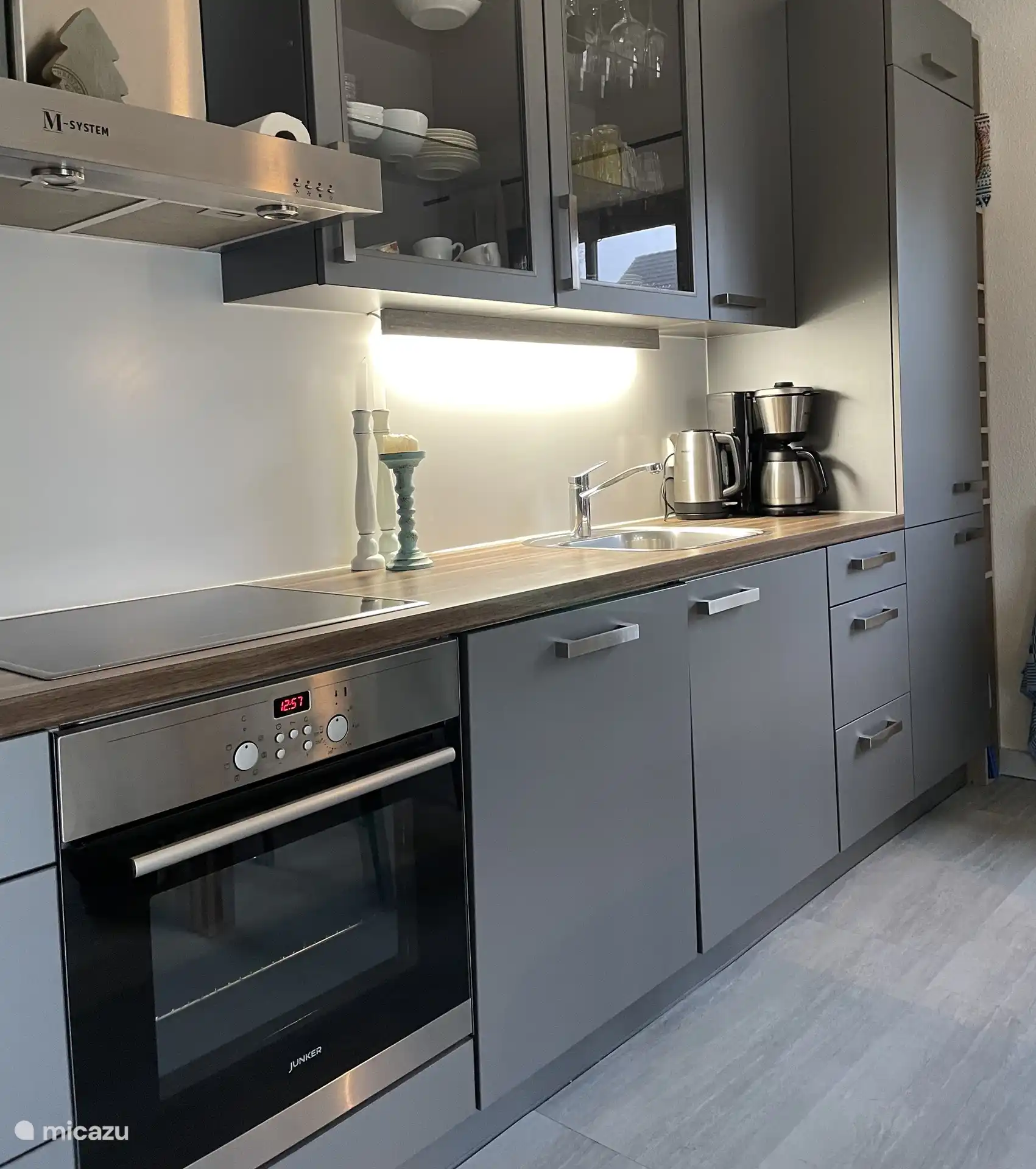 Die Küche mit Geschirrspüler, Kühl-/Gefrierschrank, Backofen usw. Kurz gesagt, mit allem Komfort ausgestattet.