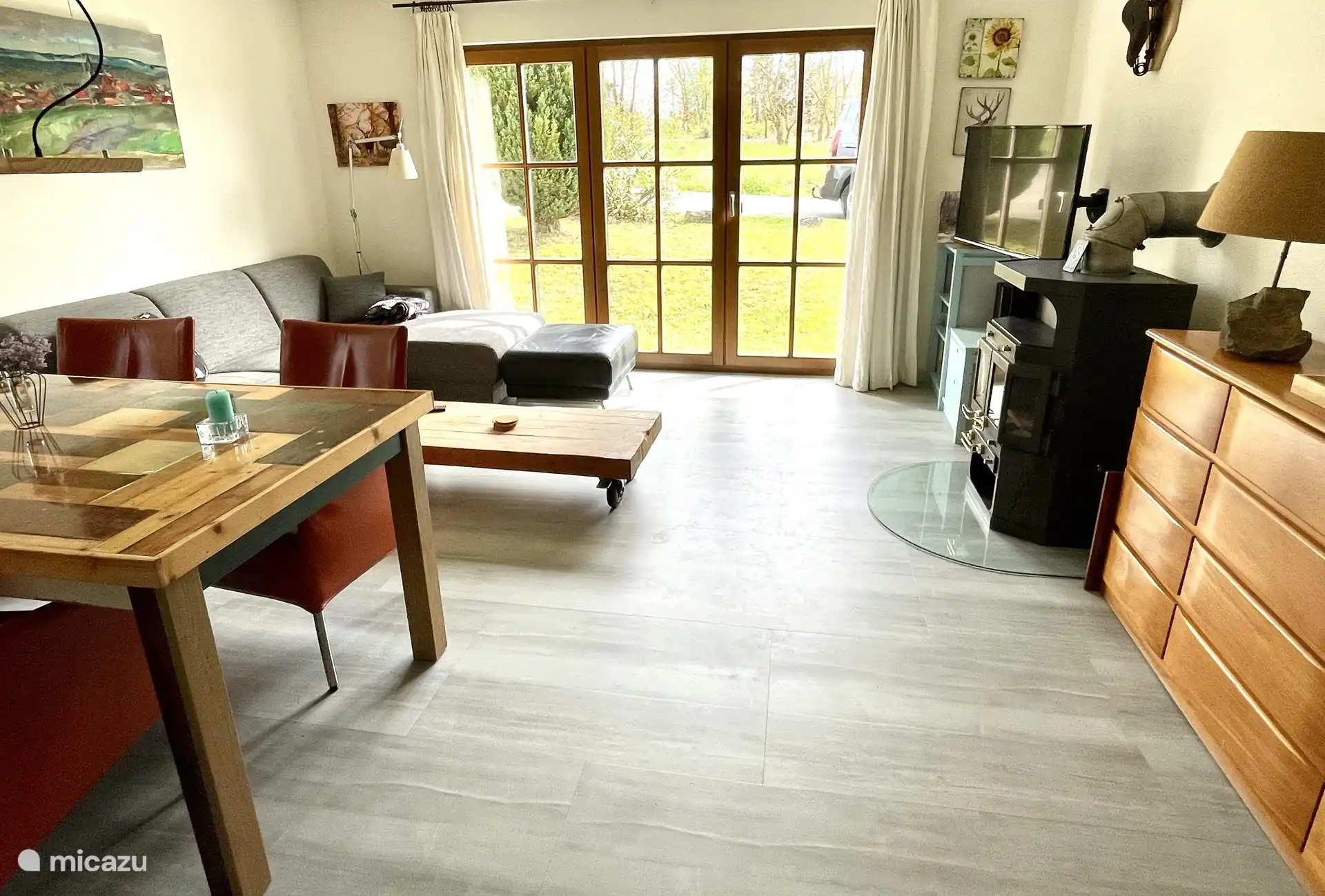 Ein geräumiges Wohnzimmer mit Smart-TV (einschließlich Netflix), Stereoanlage und kostenfreiem WLAN.