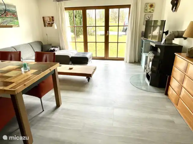 Location de Vacances Allemagne, Sauerland, Frankenau, maison de vacances - Bienvenue : maison de luxe, sauna privé Un salon spacieux avec Smart TV (y compris Netflix), chaîne stéréo et WiFi gratuit.