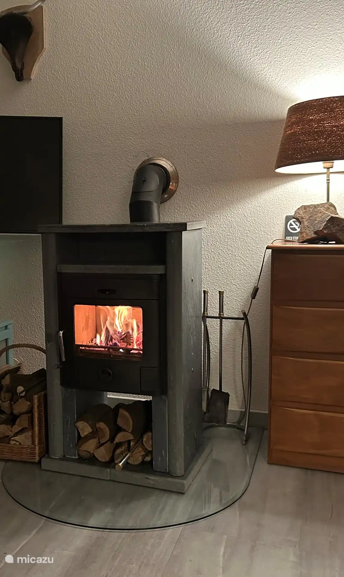 Das gemütliche Wohnzimmer mit Kamin.