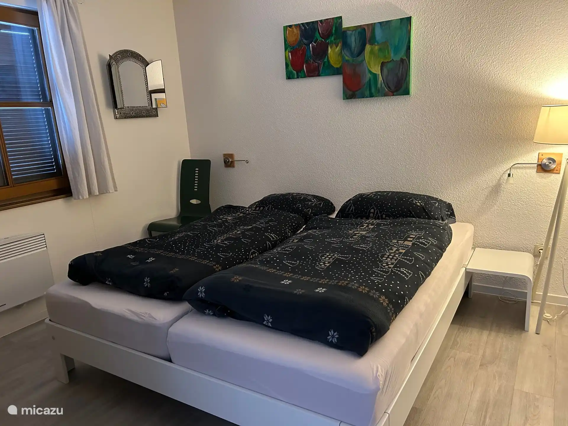 Geräumiges Schlafzimmer mit Auping-Bett