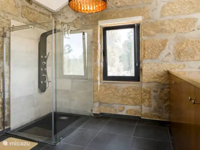 Ruime slaapkamer, badk, keuken op 1e huren in Portugal, Viseu, Tondela - appartement De grote douche in de slaapkamer op de 1e etage