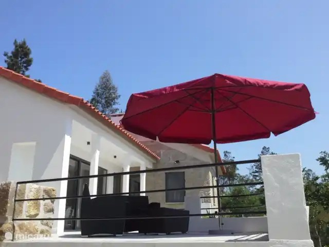 Ruime slaapkamer, badk, keuken op 1e huren in Portugal, Viseu, Tondela - appartement Terras 1e etage voor de woonkeuken en voor de slaapkamer op de 1e etage