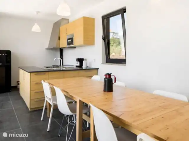Ruime slaapkamer, badk, keuken op 1e huren in Portugal, Viseu, Tondela - appartement Woonkeuken