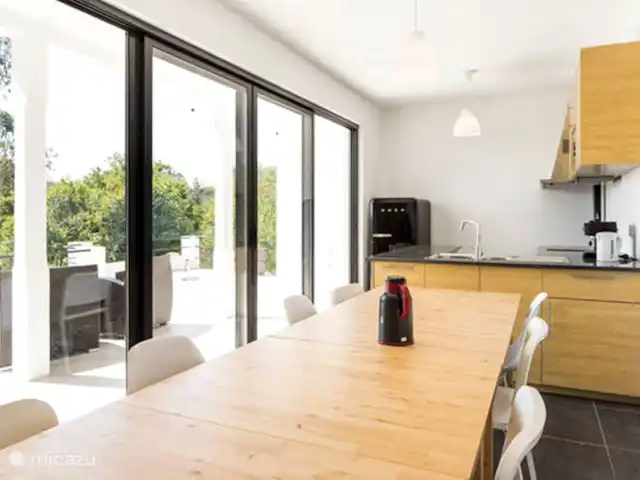 Ruime slaapkamer, badk, keuken op 1e huren in Portugal, Viseu, Tondela - appartement Grote schuifdeuren naar het terras