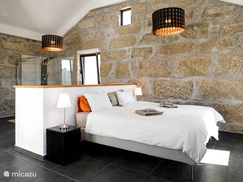 Casa vacacional Portugal, Beiras, Viseu Apartamento Amplio dormitorio, baño, cocina en el 1er piso.