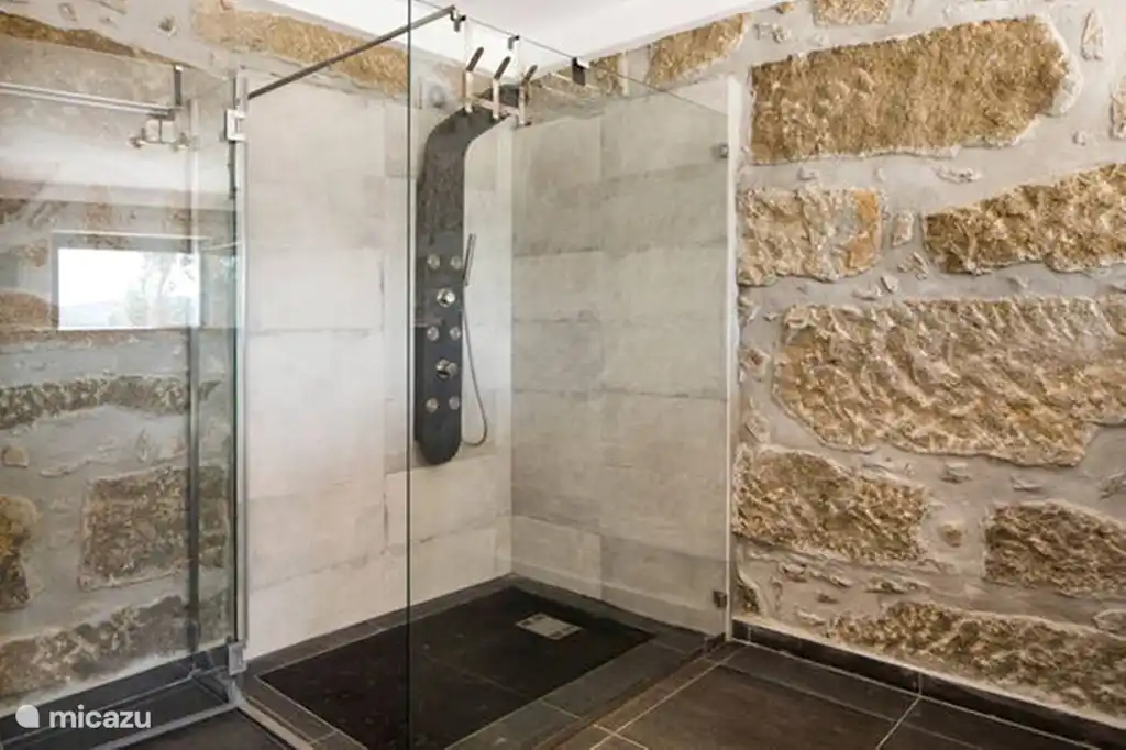 Die große Dusche im Schlafzimmer im Erdgeschoss