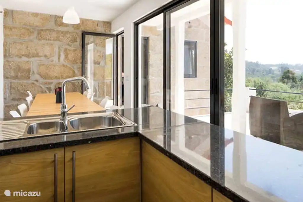 Von der Küche Blick auf die Berge und Wälder