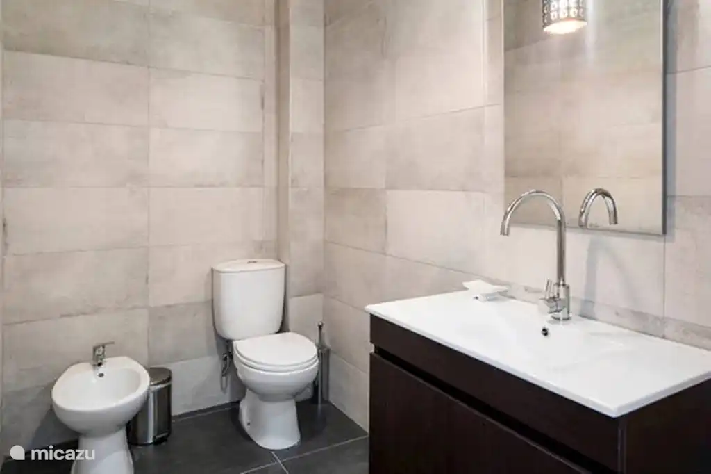 Die en-suite zum Schlafzimmer im Erdgeschoss, mit WC, Bidet und Waschbecken