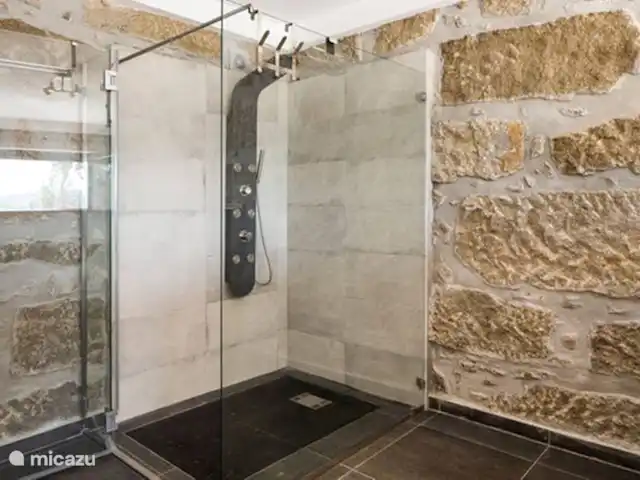 Vakantiehuis voor 7 p, bergzicht huren in Portugal, Viseu, Tondela - finca De grote douche in de slaapkamer op de begane grond