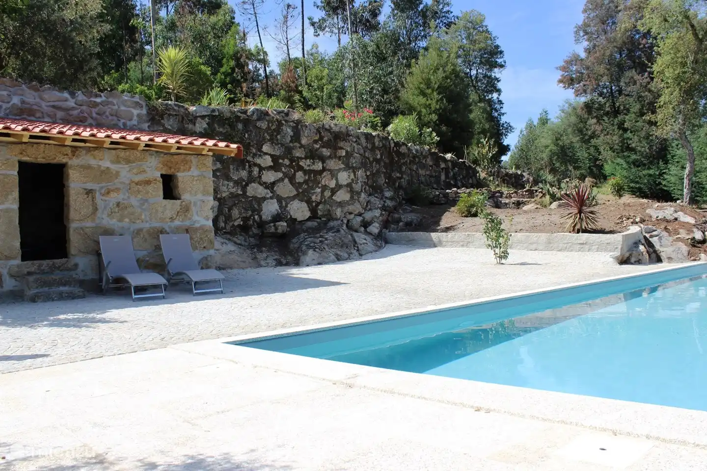 Swimmingpool mit Sonnenterrasse