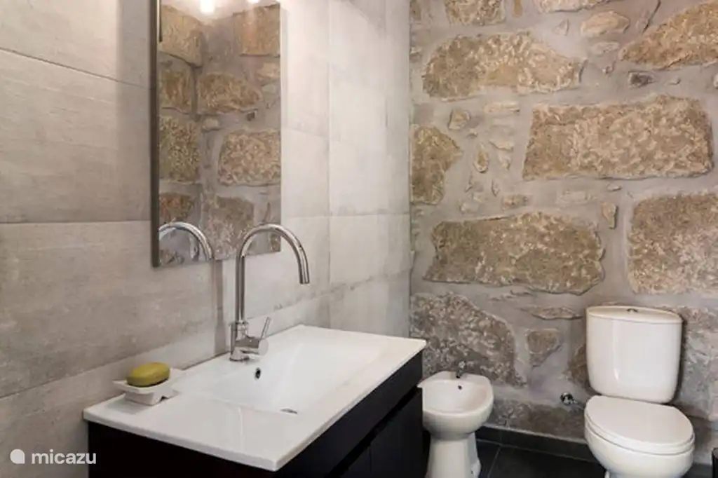 Die en-suite zum Schlafzimmer im 1. Stock mit WC, Bidet und Waschbecken