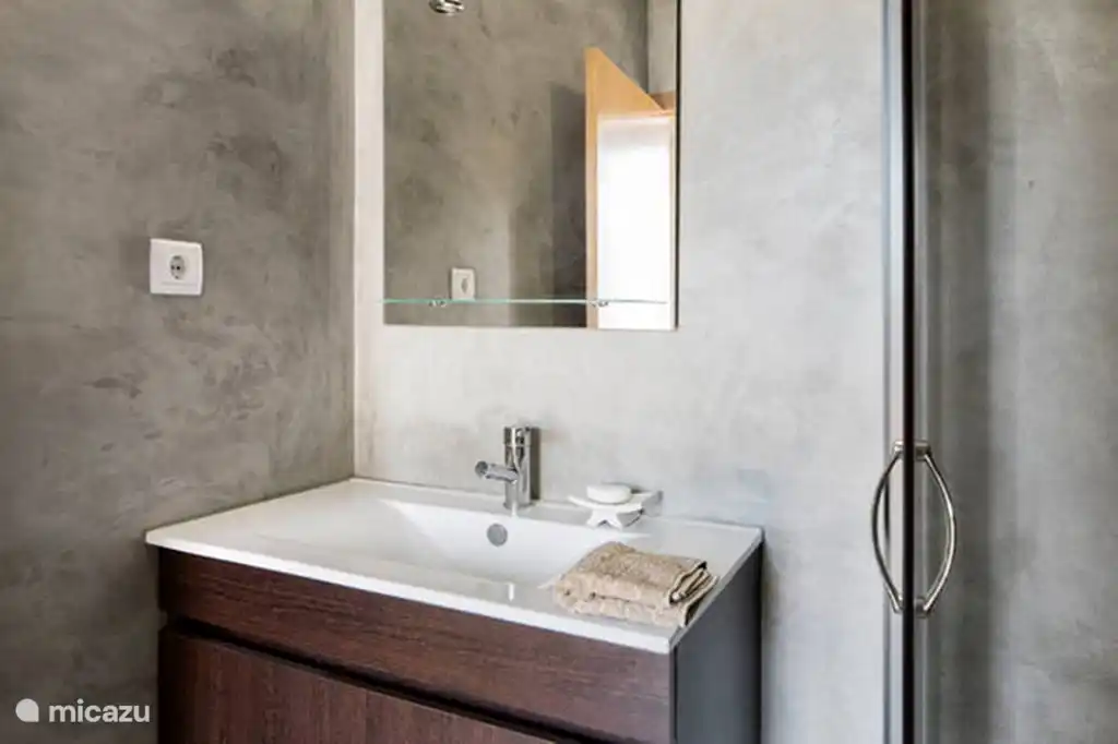 Kleiner Teil des Badezimmers, die in Gebäude 2 enthält eine Dusche, WC und Waschbecken zum alten Turmzimmer gehört