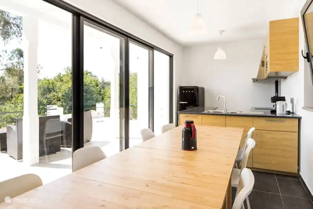 Große Schiebetüren zur Terrasse