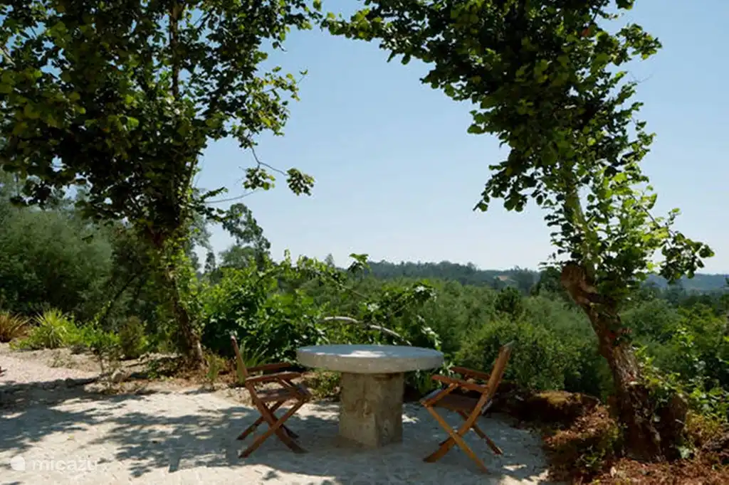 Die Terrasse zum Schlafzimmer im Erdgeschoss
