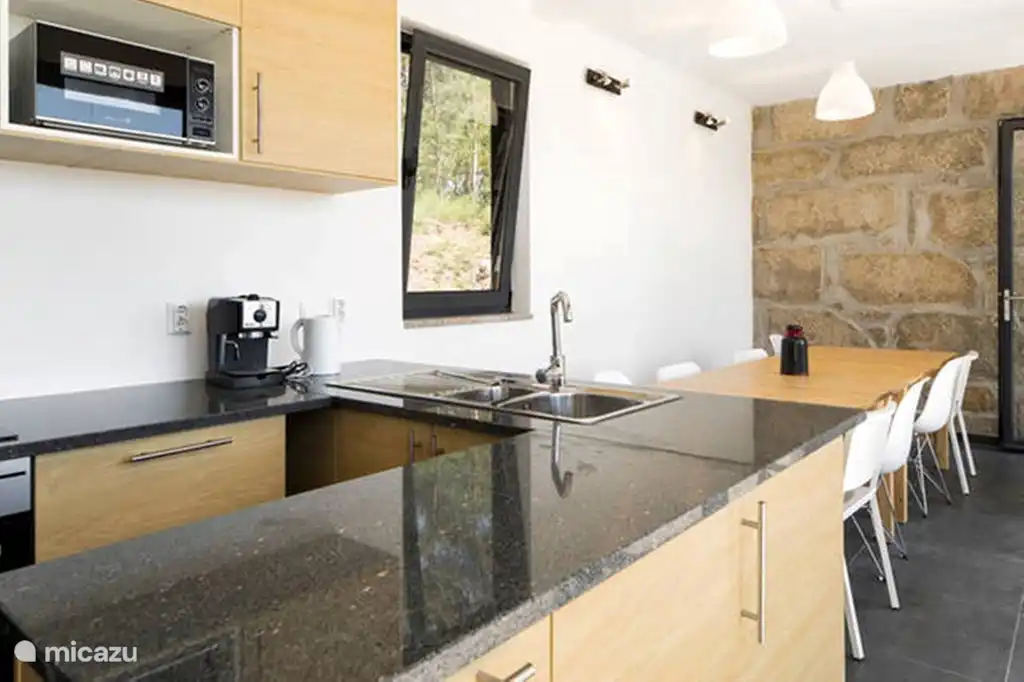 Die Küche kann 12 Personen