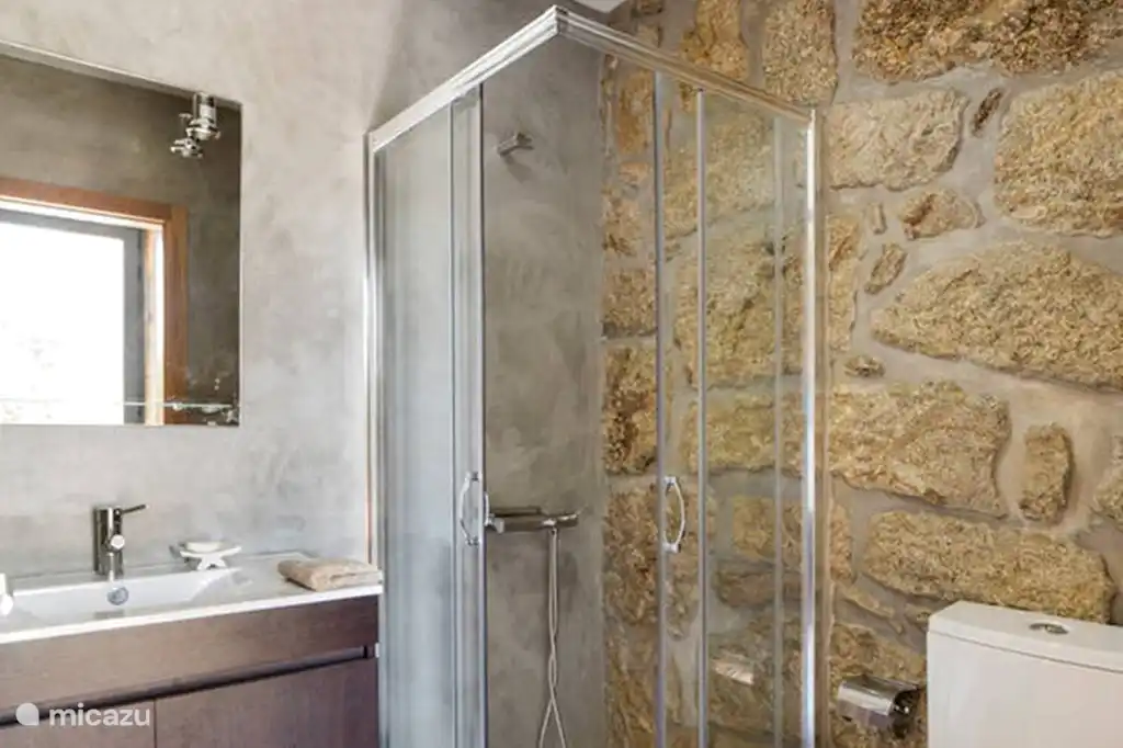 Badezimmer im ersten Stock Haupthaus Villa Lugar do Pego enthält Dusche, WC, Bidet, Waschbecken