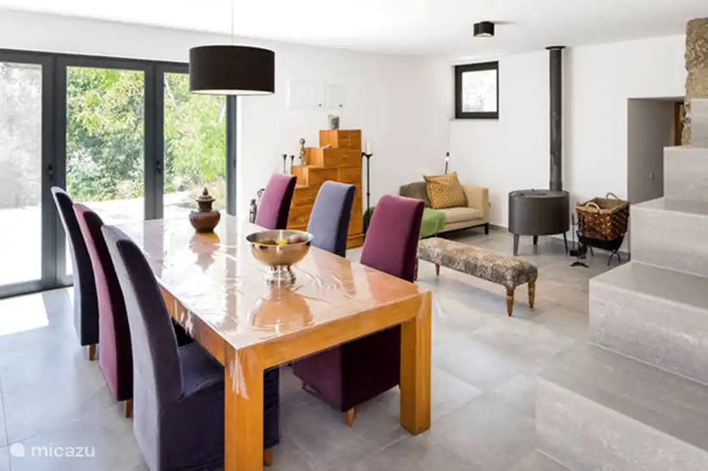 Esstisch im Wohnzimmer mit Blick auf die Berge und die Terrasse vor dem Haus