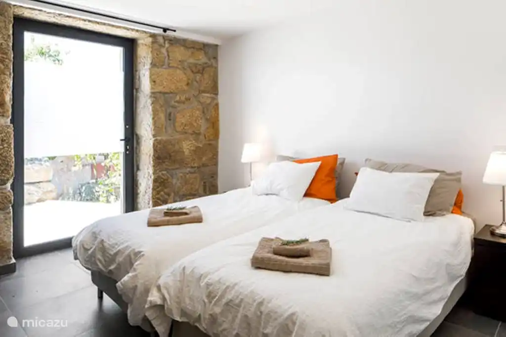 Das Schlafzimmer im Erdgeschoss des Haupthauses Villa Lugar do Pego