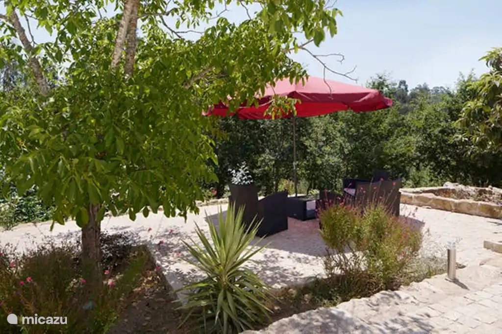 Ein Teil der Terrasse des Haupthauses Villa Lugar do Pego