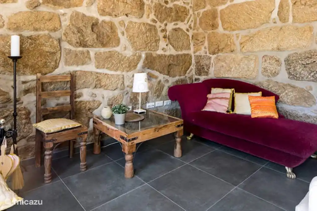 Wohnzimmer Erdgeschoss Villa Lugar do Pego mit Chaiselongue, Sessel und zwei Stühle im alten Kamin