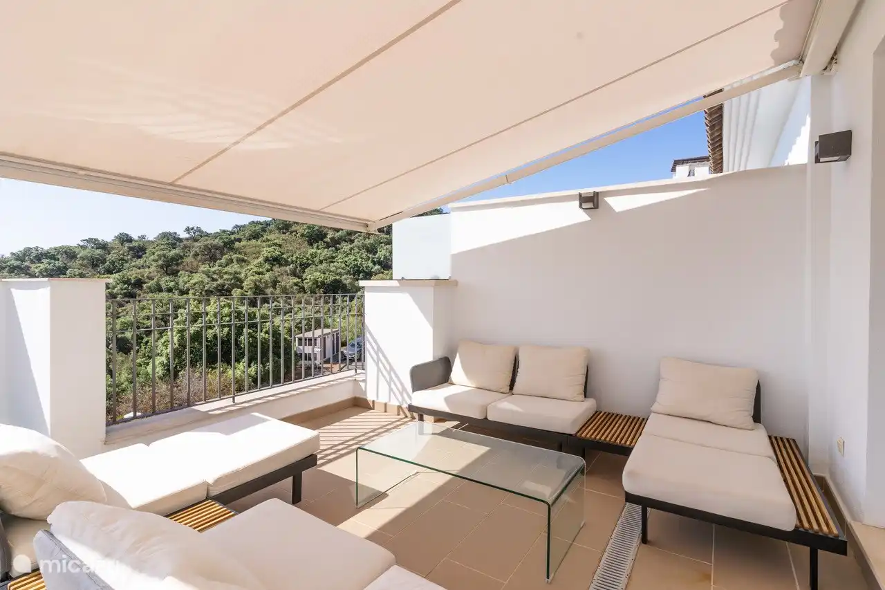 Sitzecke auf einer Seite der Terrasse, Jalousien öffnen 