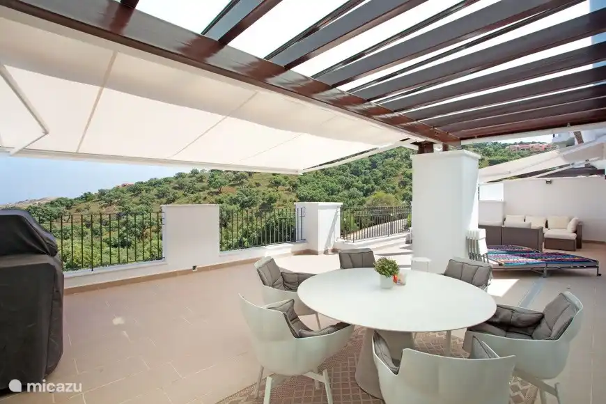 Esstisch aus Seide von der Terrasse, mit geöffneten Sonnenschutzrollos (Außenküche ist privat und nicht für Mieter)