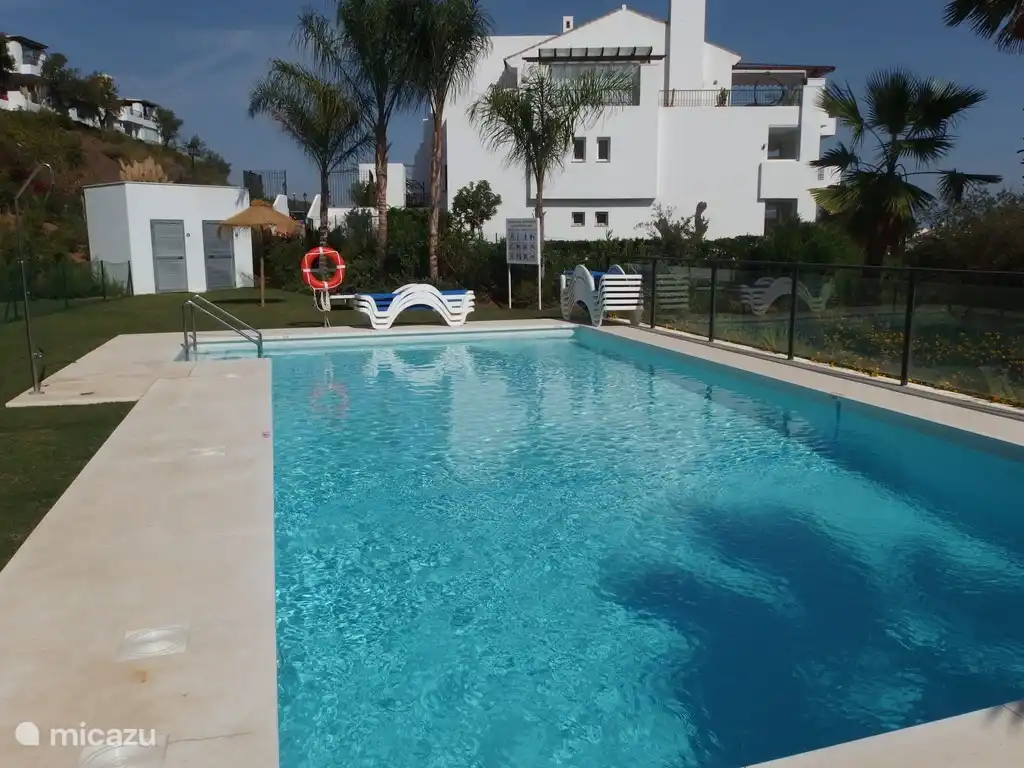 Schwimmbad mit Sanitärgebäude