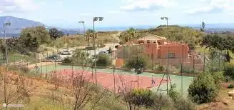 Tennisplatz und Padelplatz kostenlos für Mieter