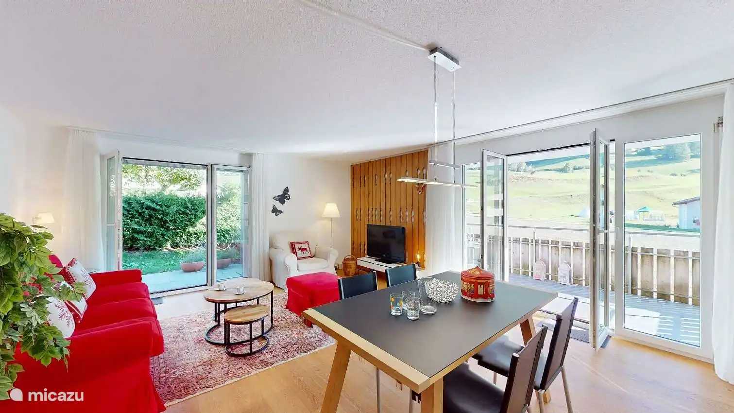 Lichte woonkamer met prachtig uitzicht