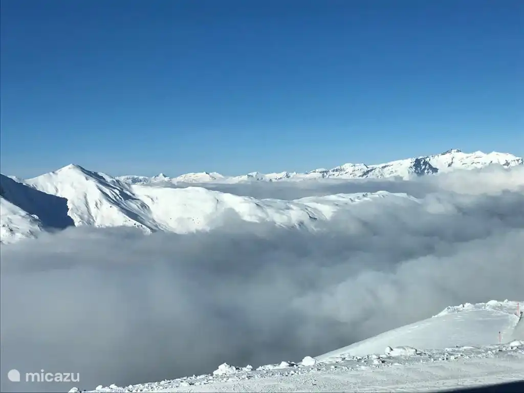Boven de wolken op de skipiste