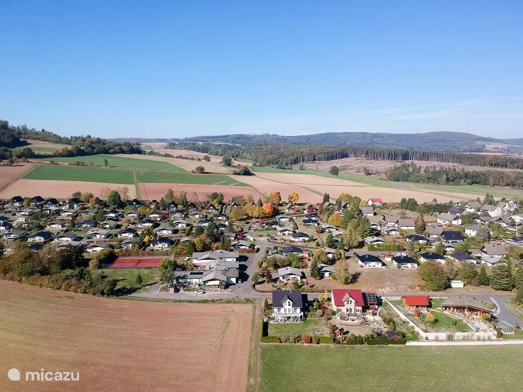 Klein angelegter Park in einer wunderschönen grünen Umgebung. Hervorragende Wander- und Radfahrmöglichkeiten.