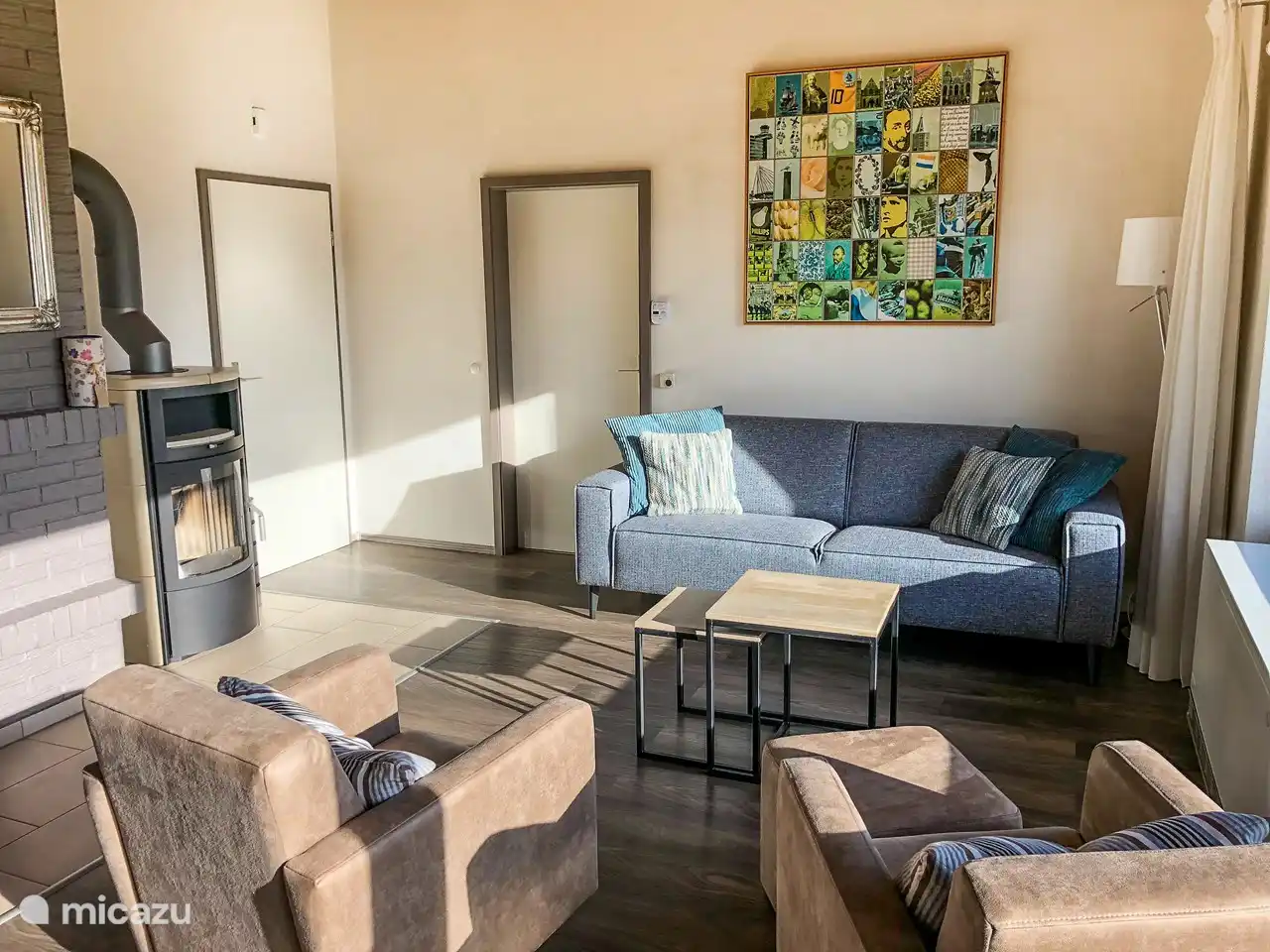 Geräumiges, helles Wohnzimmer mit bequemen Möbeln und einem fantastischen Holzofen für Wärme und Atmosphäre