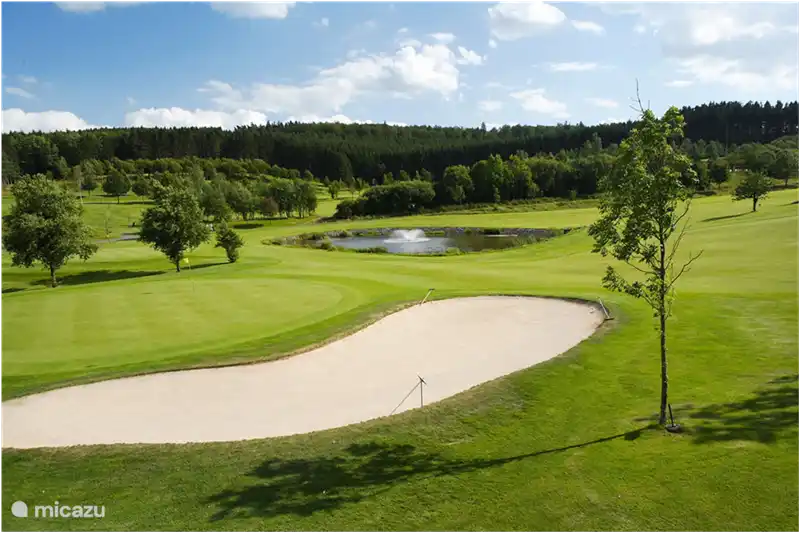 Eines der schönsten 18-Loch Golfplätze in unmittelbarer Nähe.