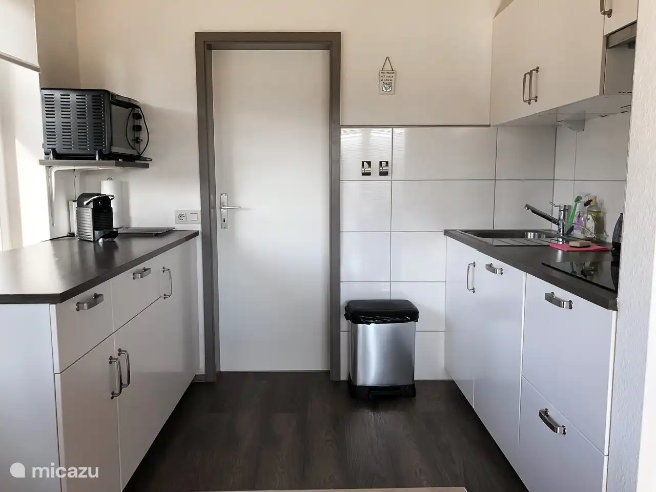 Küche komplett ausgestattet mit Geschirrspüler, Backofen, Mikrowelle, Kühlschrank und Nespresso-Maschine. Für Enthusiasten gibt es auch eine Senseo- und Filtervorrichtung.