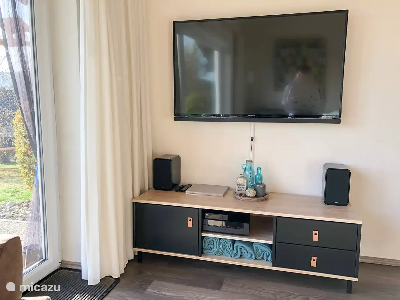 Fernsehecke mit 55-Zoll-Fernseher mit allen nationalen niederländischen Fernseh- und Radiosendern. Ein gutes Soundsystem mit DVD-Player ist ebenfalls enthalten.