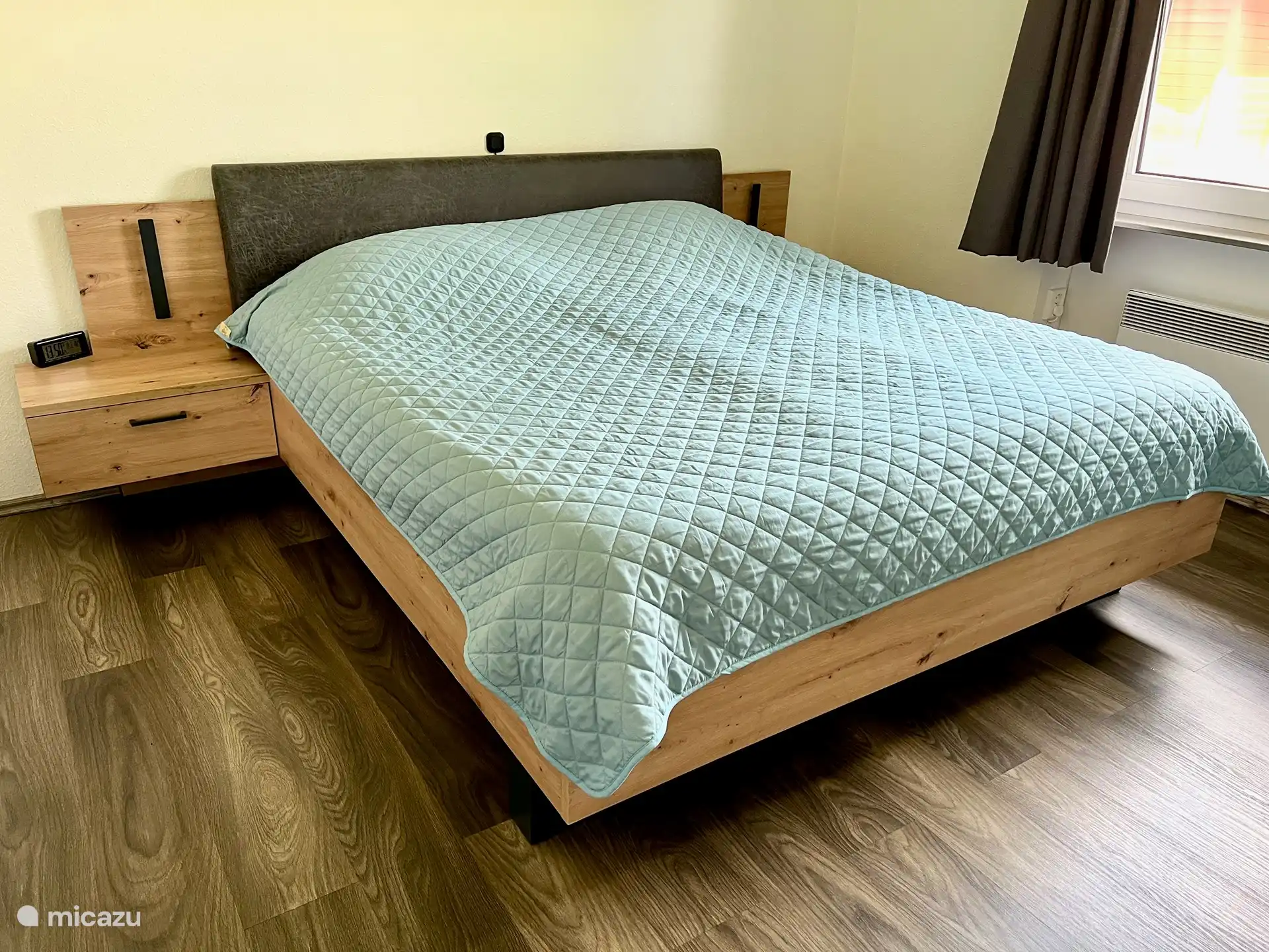 Zwei geräumige Schlafzimmer. Hier können Sie bequem auf bequemen Matratzen (Matratzen 90x200 und Einzelbettdecken) schlafen.