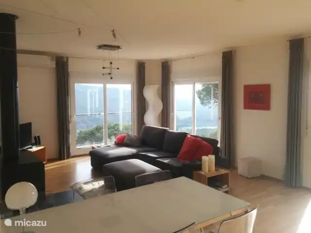 villa en España, Costa Brava, Santa Cristina d'Aro – El Carrilet, Santa Cristina d'Aro Sala de estar con vista al barrio y al mar a lo lejos (aprox. 11 km).