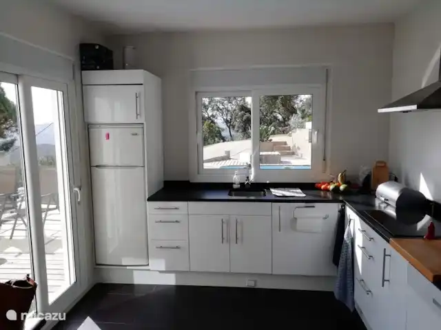 villa en España, Costa Brava, Santa Cristina d'Aro – El Carrilet, Santa Cristina d'Aro Cocina con vista a la piscina